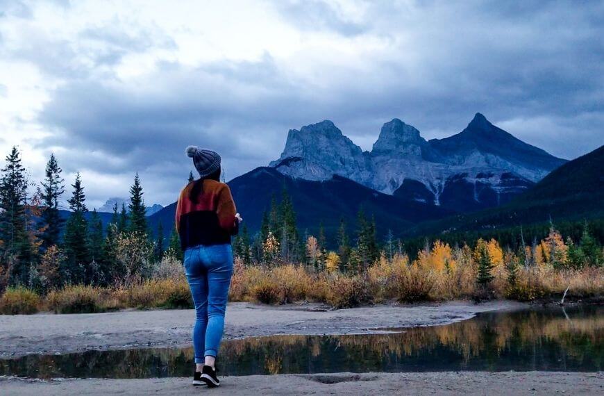 three sisters viewpoint with small lake is a hiking trail in canmore you can walk to from downtown