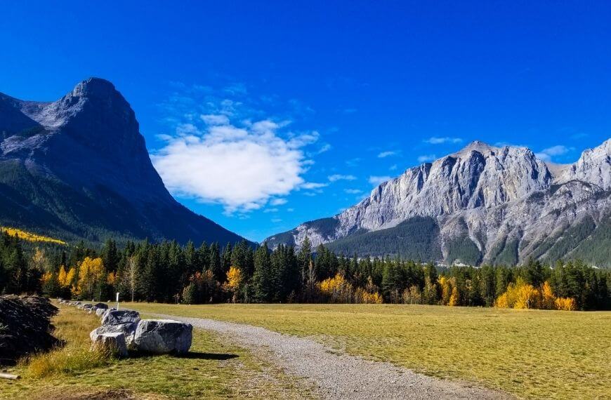the entrance to the quarry lake trail in canmore