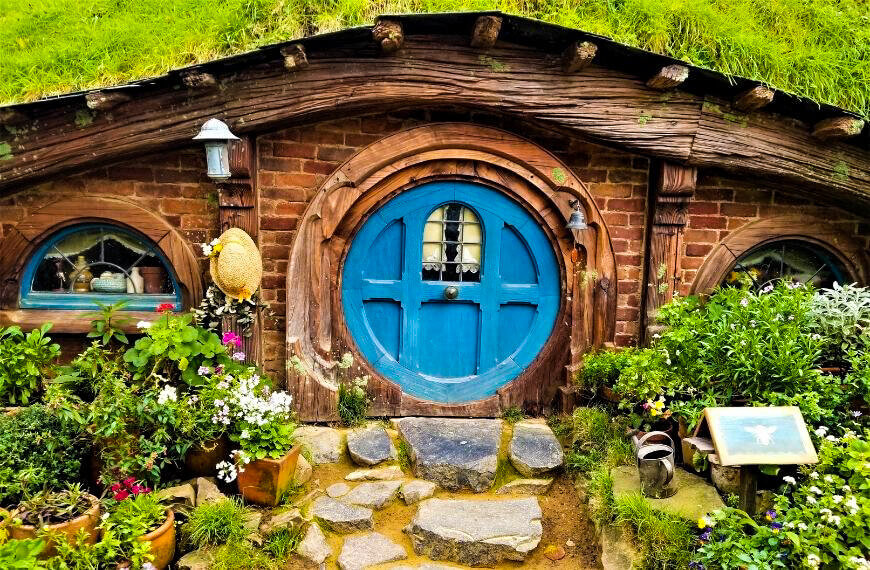 hobbiton hobbit house on a lotr tour in new zealand