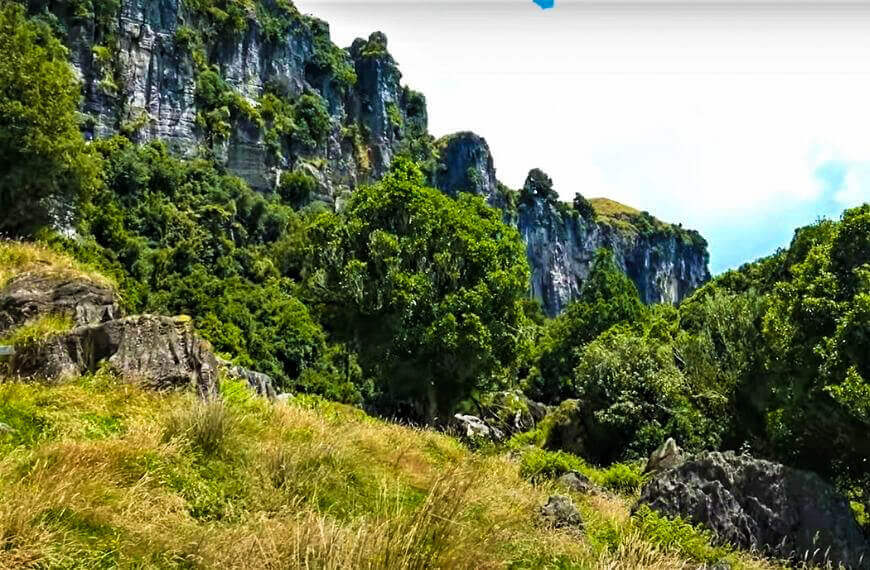 Deniz buffs cliff views on lotr tour