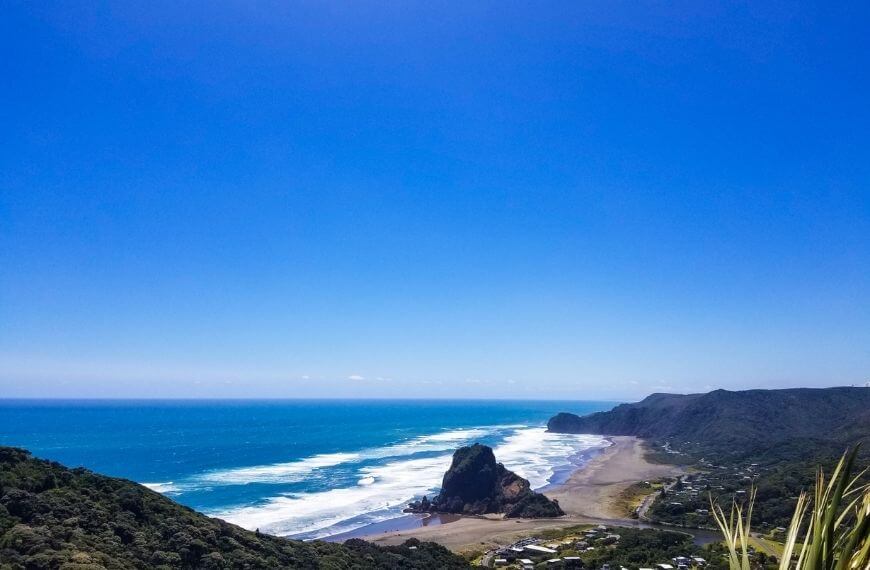 piha beach and clear skies near auckland - pros and ocns of living in new zealand