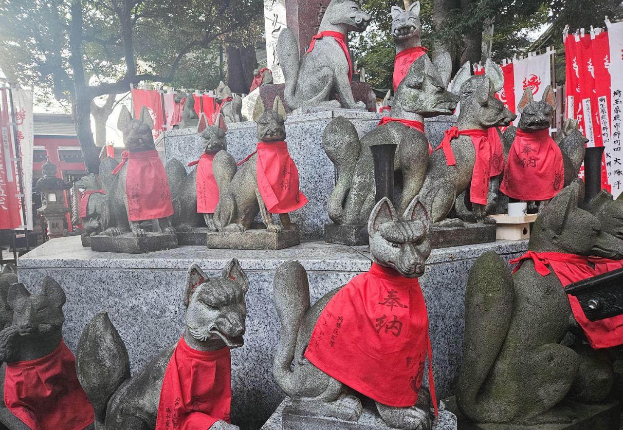 The Toyokawa Inari Tokyo Annex is a famous fox shrine in the heart of the city which is perfect for fox & animal lovers during a Japan visit.