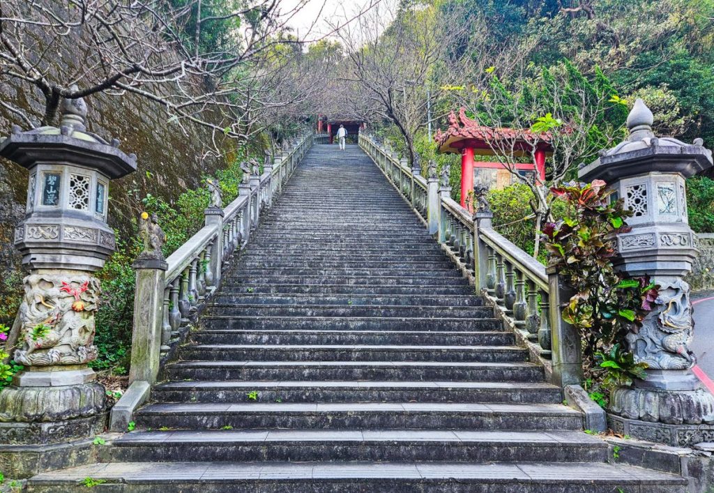 Bishanyan Kaizhang Shengwang Temple stairs to the entrance