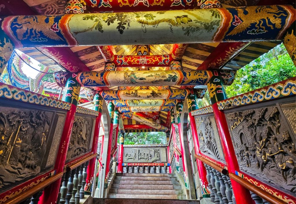 More intricate designs on the walls and ceilings of Bishanyan Kaizhang Shengwang Temple