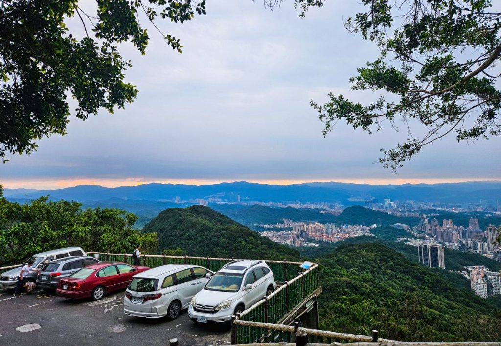 The small car park with your first glimpse of the view