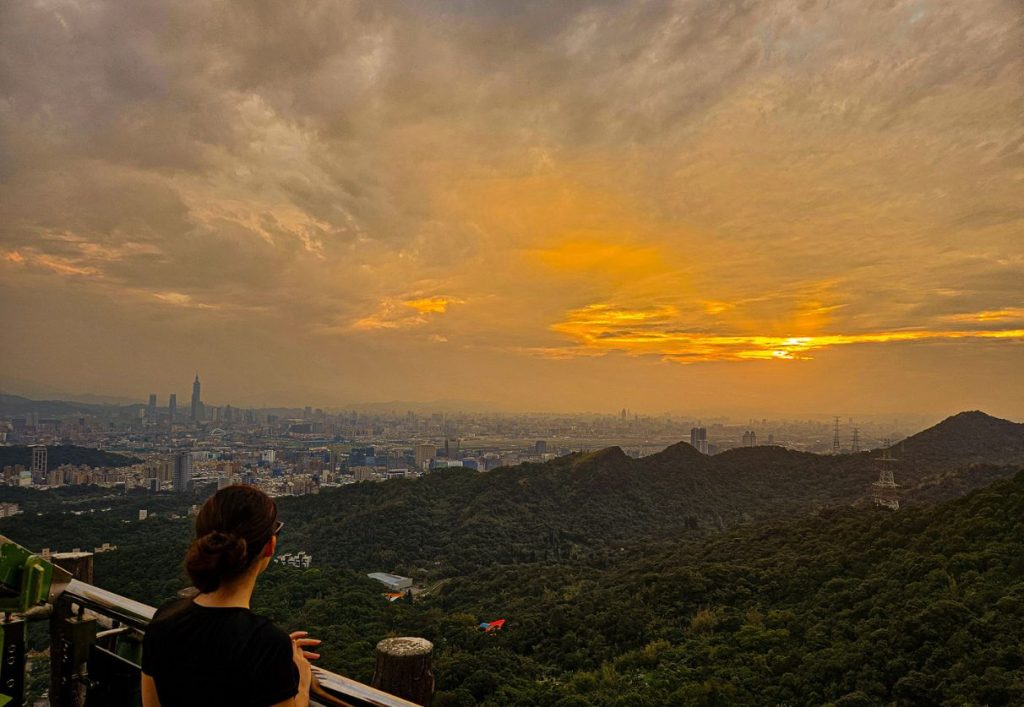 Me admiring the sunset from the viewing deck of Bishanyan Kaizhang Shengwang Temple